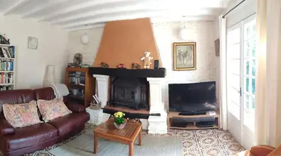Coin salon dans l'établissement 4 Bed-Sleeps 8-Aircon-Garden-Pool-Parking