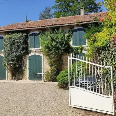 4 Bed-Sleeps 8-Aircon-Garden-Pool-Parking