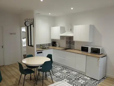 Cuisine ou kitchenette dans l'établissement Studio Proche Cure Rochefort