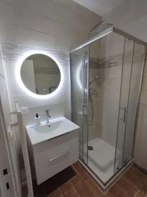 Salle de bains dans l'établissement Studio Proche Cure Rochefort