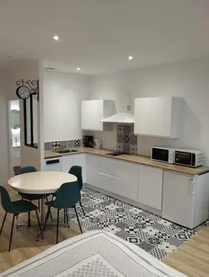 Cuisine ou kitchenette dans l'établissement Studio Proche Cure Rochefort