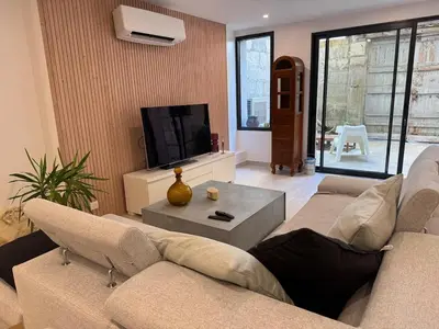 Télévision ou salle de divertissement dans l'établissement Loft avec Parking au centre historique de Saintes