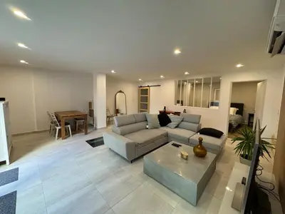 Coin salon dans l'établissement Loft avec Parking au centre historique de Saintes