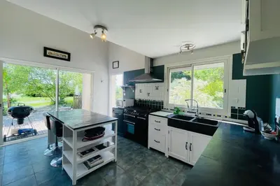 Cuisine ou kitchenette dans l'établissement Villa paisible avec piscine