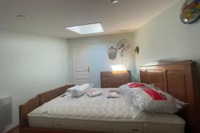 Un ou plusieurs lits dans un hébergement de l'établissement Villa paisible avec piscine