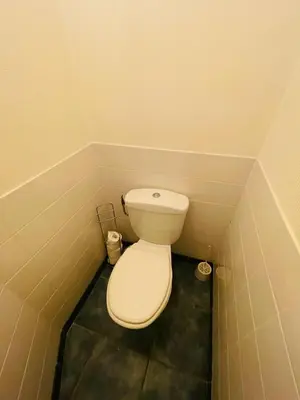 Salle de bains dans l'établissement Villa paisible avec piscine