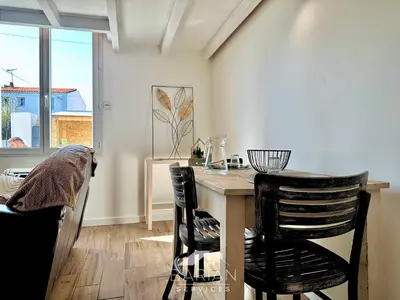 Coin salon dans l'établissement Duplex confortable avec climatisation et cour - ménage et linge inclus