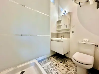 Salle de bains dans l'établissement Duplex confortable avec climatisation et cour - ménage et linge inclus