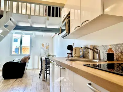 Cuisine ou kitchenette dans l'établissement Duplex confortable avec climatisation et cour - ménage et linge inclus