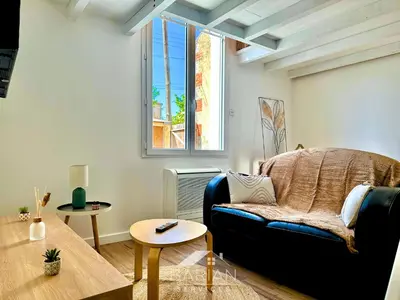 Coin salon dans l'établissement Duplex confortable avec climatisation et cour - ménage et linge inclus