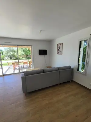 Télévision ou salle de divertissement dans l'établissement Maison à la campagne proche de La Rochelle