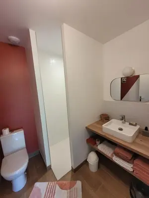 Salle de bains dans l'établissement Maison à la campagne proche de La Rochelle