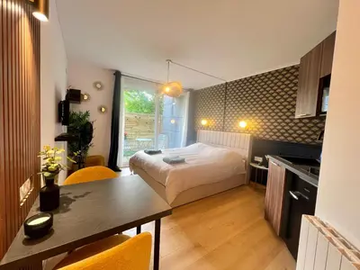 Un ou plusieurs lits dans un hébergement de l'établissement Art Deco Studio avec terrasse aux portes du parc