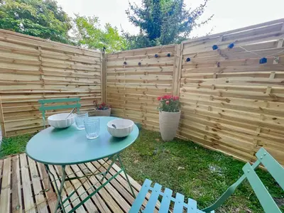 Jardin de l'établissement Art Deco Studio avec terrasse aux portes du parc