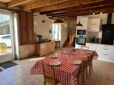 Cuisine ou kitchenette dans l'établissement Les Volets Bleus