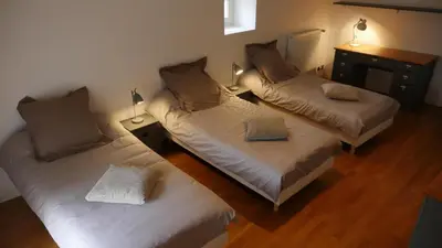 Un ou plusieurs lits dans un hébergement de l'établissement Le clos de la huppe - suite familiale