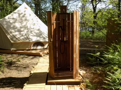 Jardin de l'établissement Tente familiale au bord de l'eau 8