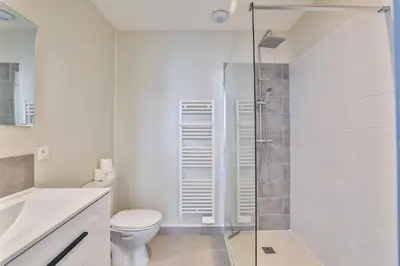 Salle de bains dans l'établissement La Jarnacaise #12pers #6 chambres