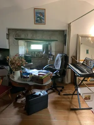 Coin salon dans l'établissement house with authentic charm