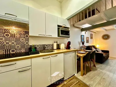 Cuisine ou kitchenette dans l'établissement Maisonnette avec climatisation et cour - ménage et linge inclus