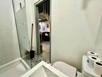 Salle de bains dans l'établissement Maisonnette avec climatisation et cour - ménage et linge inclus