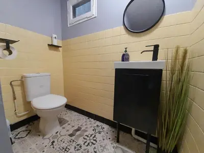 Salle de bains dans l'établissement Gite VILLENEUVE LA COMTESSE