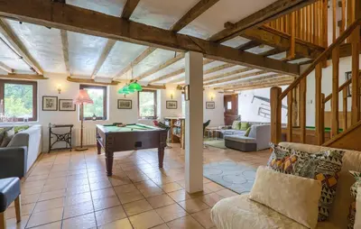 Coin salon dans l'établissement Charmante Maison Avec Piscine