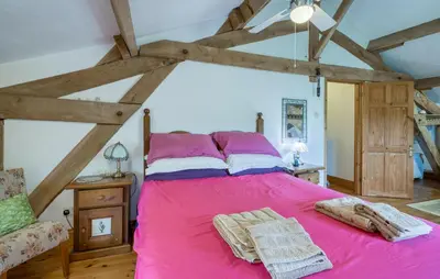 Un ou plusieurs lits dans un hébergement de l'établissement Charmante Maison Avec Piscine