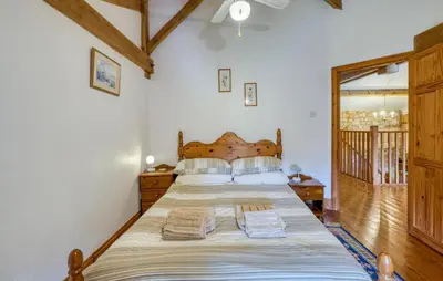 Un ou plusieurs lits dans un hébergement de l'établissement Charmante Maison Avec Piscine