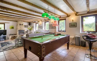 Billard dans l'établissement Charmante Maison Avec Piscine