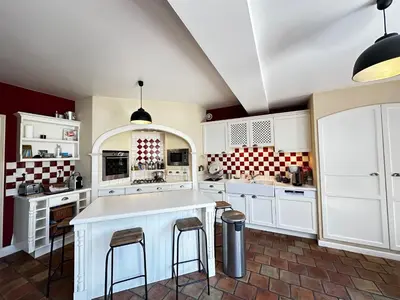 Cuisine ou kitchenette dans l'établissement Spacieuse Maison 4 Chambres, Centre Fouras, Proche Plages - FR-1-709-96