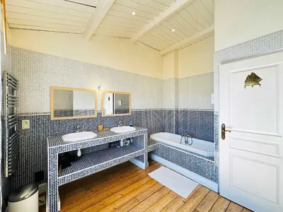 Salle de bains dans l'établissement Spacieuse Maison 4 Chambres, Centre Fouras, Proche Plages - FR-1-709-96