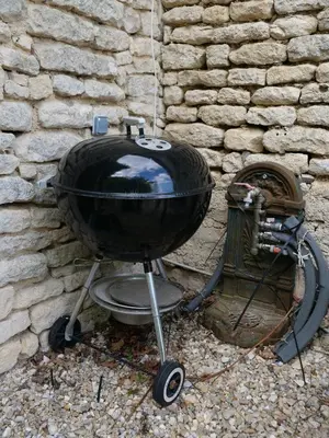 Barbecue disponible mis à disposition des clients de la maison de vacances