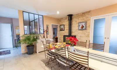 Coin salon dans l'établissement La bourbonnaise