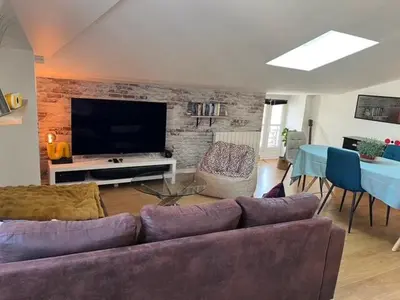 Télévision ou salle de divertissement dans l'établissement Bel appartement proche du marché