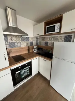 Cuisine ou kitchenette dans l'établissement Appartement quartier des Minimes avec piscine, parking, en bordure du port à La Rochelle