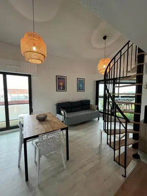 Coin salon dans l'établissement Appartement quartier des Minimes avec piscine, parking, en bordure du port à La Rochelle