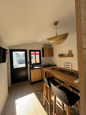 Cuisine ou kitchenette dans l'établissement Studio PROXIMITÉ LA ROCHELLE