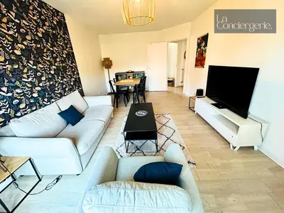 Télévision ou salle de divertissement dans l'établissement La Gibauderie LaConciergerie Poitiers CHU