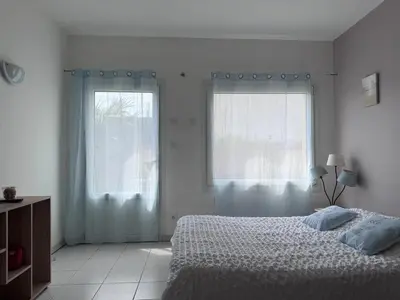 Un ou plusieurs lits dans un hébergement de l'établissement Appart-Hotel du drapeau bleu Residence Kiwi