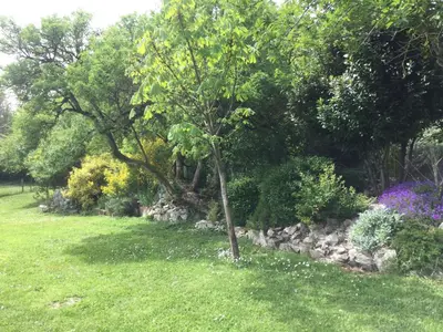 Jardin de l'établissement Le Noisetier at Les Hiboux Gites