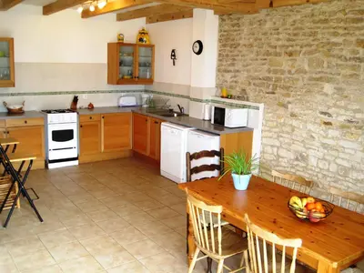 Cuisine ou kitchenette dans l'établissement Le Noisetier at Les Hiboux Gites