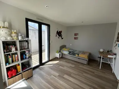 Bibliothèque dans la villa
