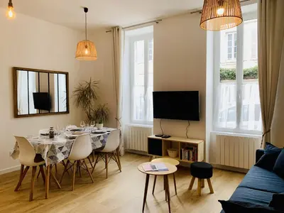 Télévision ou salle de divertissement dans l'établissement Le Saint Claude, refait a neuf