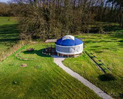 Jardin de l'établissement Yourte moderne, tout confort