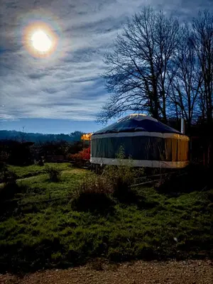 Paysage naturel près de la tente de luxe