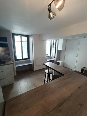 Cuisine ou kitchenette dans l'établissement T2 MEUBLÉ plein centre-ville