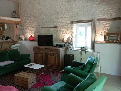 Télévision ou salle de divertissement dans l'établissement La grange d'Isabelle