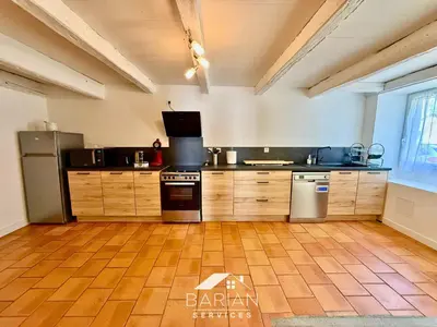 Cuisine ou kitchenette dans l'établissement Maison climatisée 8 personnes - 3 chambres - calme et détente