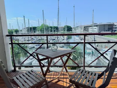 Balcon ou terrasse dans l'établissement L'optimist - vue sur le port